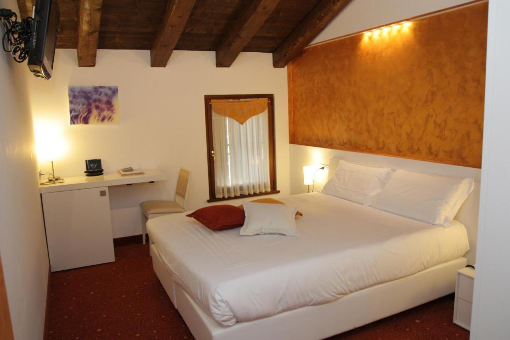 Hotel & Wellness Antico Borgo Torricella San Vito al Tagliamento Room photo